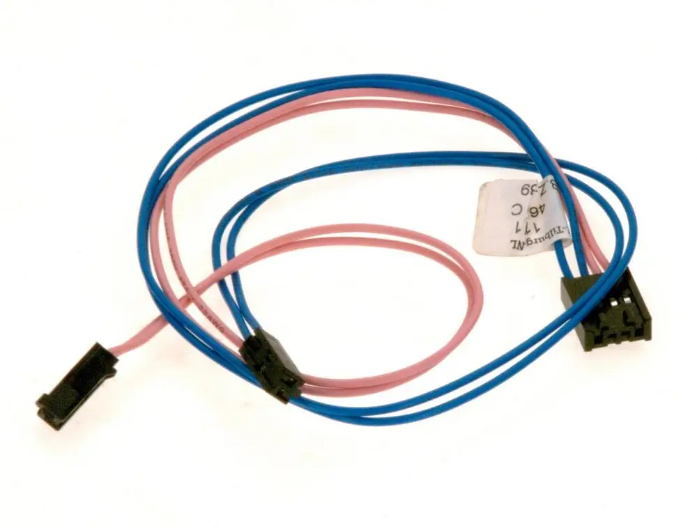 Zwei farbige Kabel mit Steckverbindern, die zur Verbindung von Bosch-Geräten verwendet werden können. Die Kabel sind pink und blau und verlaufen parallel zueinander.